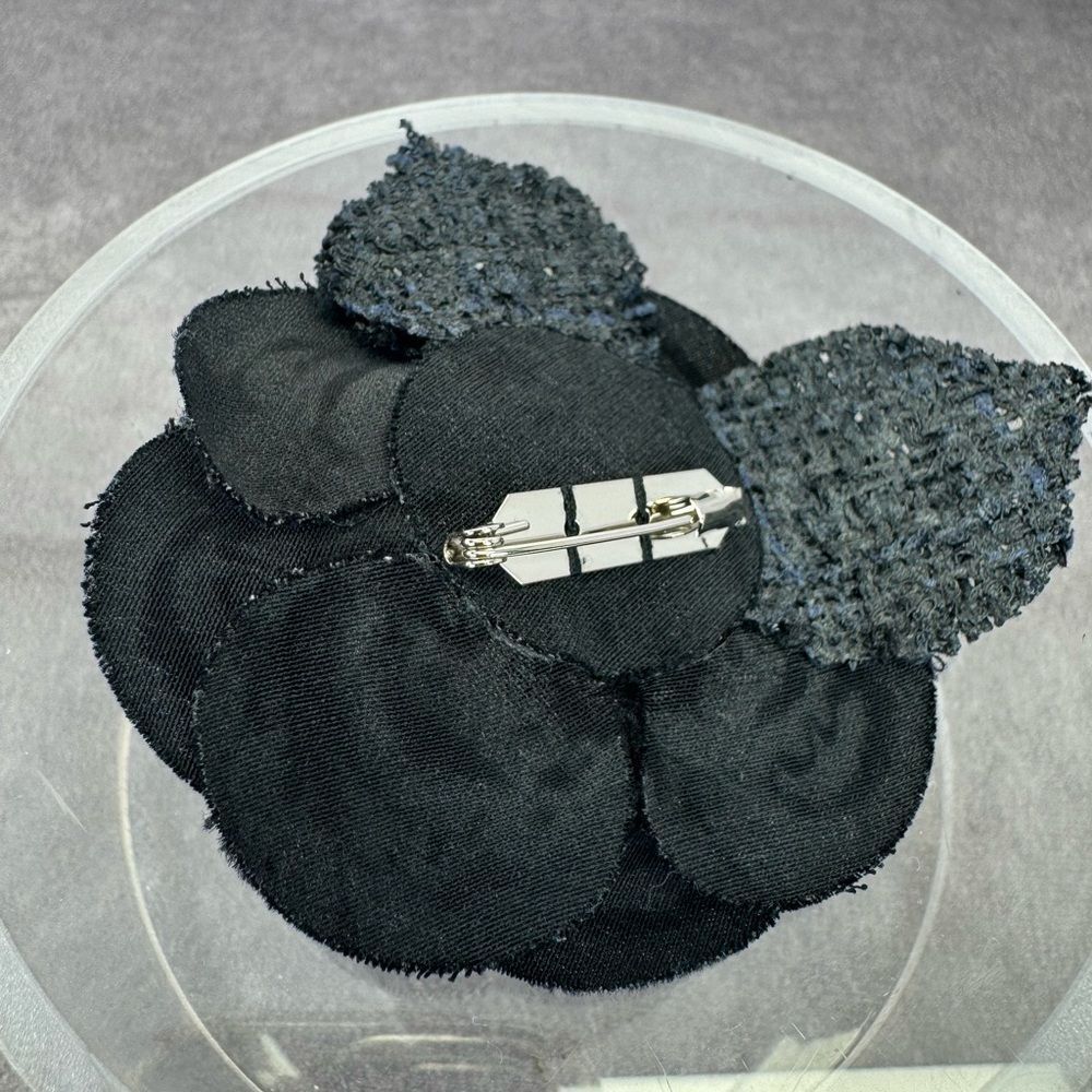 Chanel Black Tweed Camellia Brooch - Picture 4 of 4